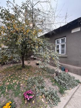 4-комнатный дом (63.00м<sup>2</sup>, 4.20 соток) , Бакаева-Ахунбаева(р-н Ахунбаева - Чапаева, Ленинский район, г. Бишкек)